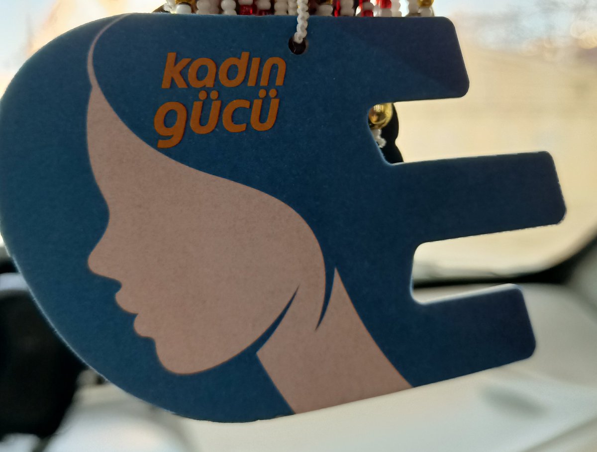 Petrole benzin almaya gittim. Kadın çalışan, kadın şoför olduğumu görünce verdiği hediyeye bakın 🥹