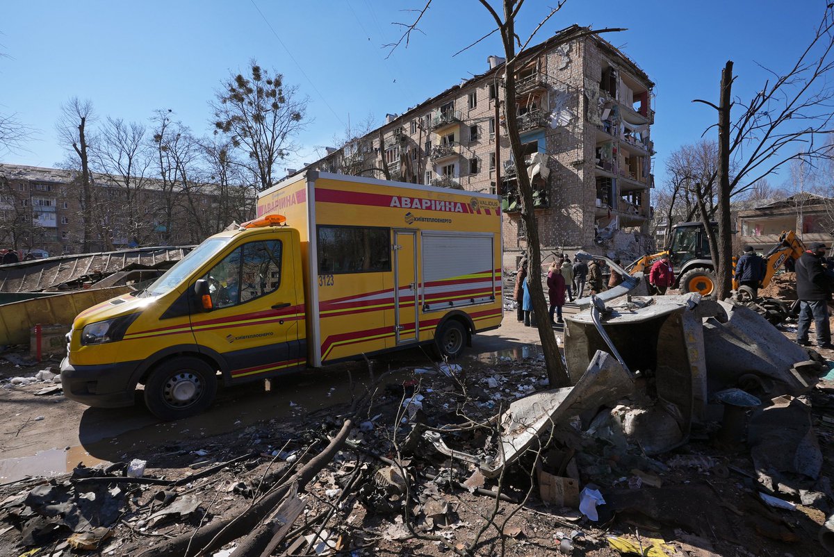 leedurant's tweet photo. Today we witnessed some of the destruction that a downed missile can do to a residential neighbourhood. Vynohradar, Podilsky District of #Kyiv #Ukraine with @JamWaterhouse @4nnchor and @gpjhill https://t.co/wwoxbfSfJe