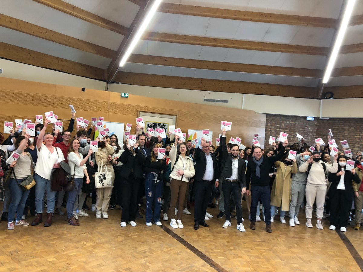 phmuszynski's tweet photo. Sortie du Livre « Moi jeune autoportrait d’un âge des (I’m)possible ». Des ateliers d’écriture des jeunes des lycées du Noordover Plaine du Nord AFEV et AAE animés par les journalistes @la_zep avec la régie de quartiers de Gde-Synthe @CNLRQ en présence de @BeyaertMartial https://t.co/Mjxo20Qjp3