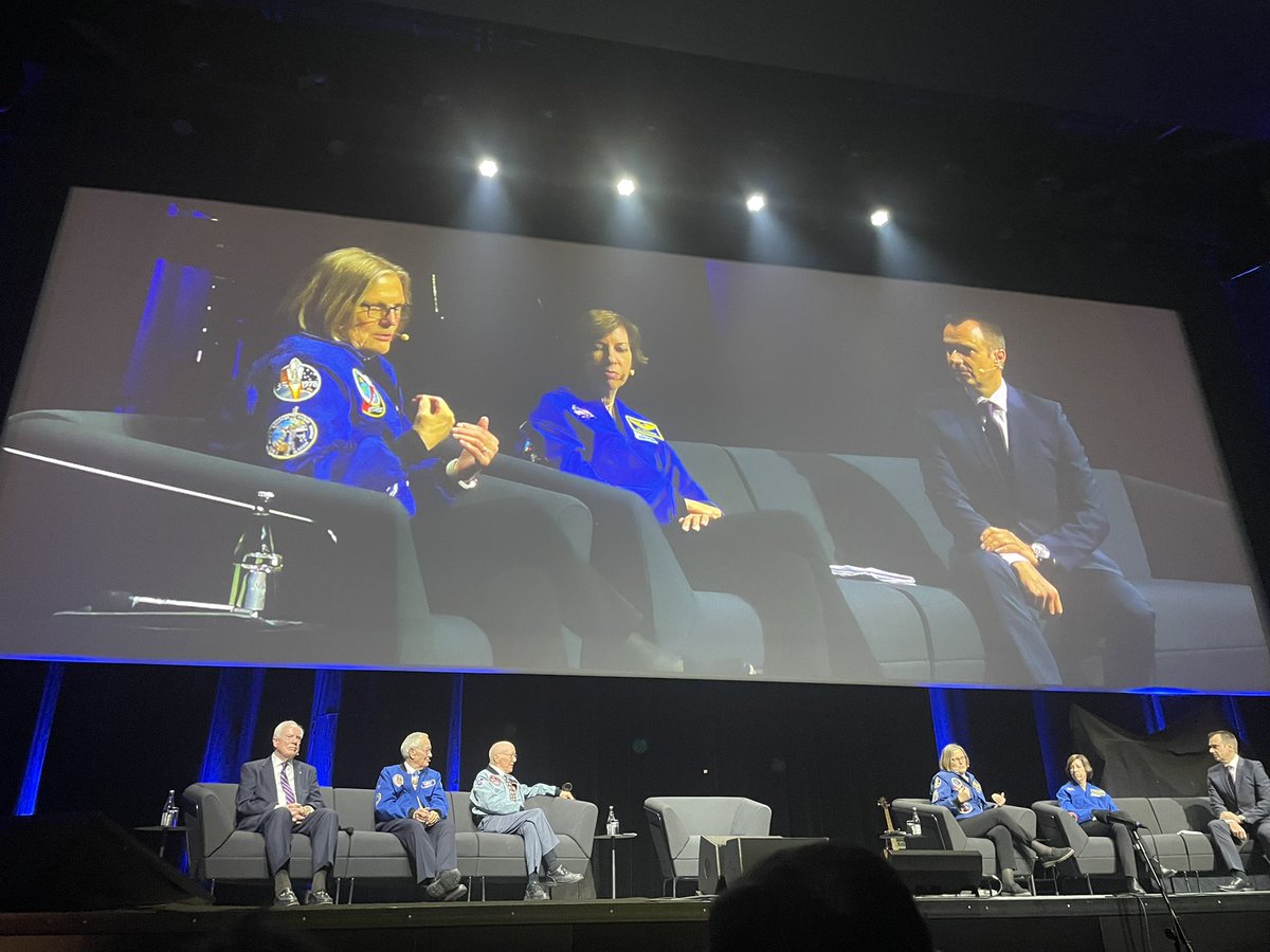 Melissandre_L's tweet photo. .@AstroKDS, première femme à avoir fait une sortie extra véhiculaire (à gauche) « les outils se fichent de savoir si vous êtes une femme ou un homme »
Kathy Sullivan, the first woman that performed an EVA (left) : « tools don’t care if you’re a woman or a man » 🙌 #LegendsOfSpace https://t.co/DetONoNWw9
