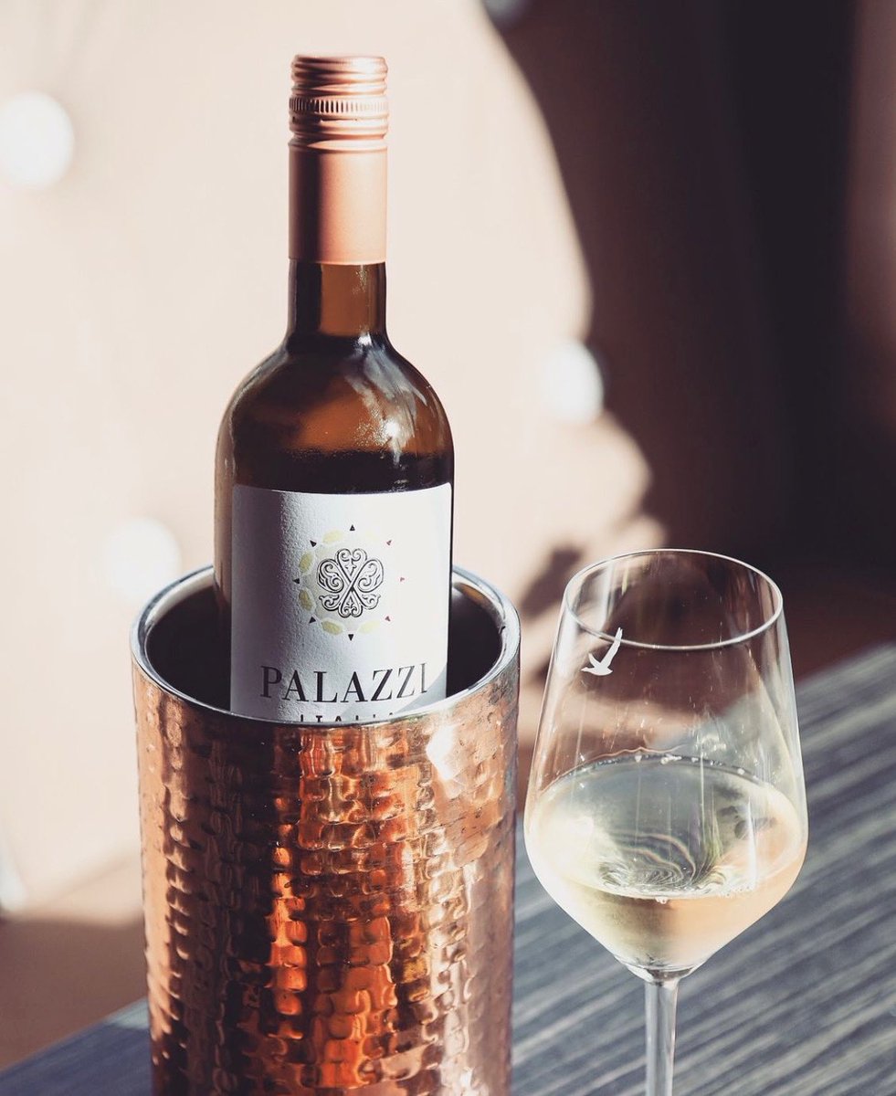 Happy Weekend ☀️🍾 the sun is set to stay so come and join us for a drink to celebrate. #Yardbird #spring #celebrate