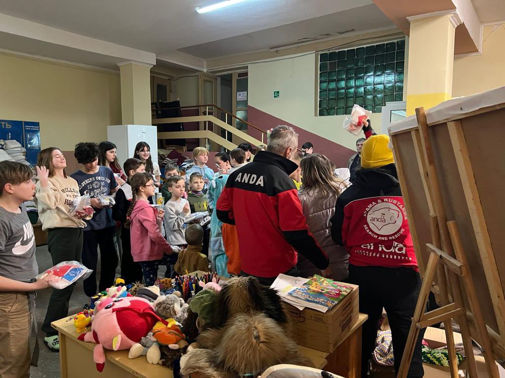 📢Ukrayna’dayız ❗️

🖇 Kiev ve Harkov şehirlerindeki sıcak çatışmadan kaçan kadın ve çocukların sığındığı cami, yurt, Kuran Kursu ve sığınma evlerini ziyaret ederek acil ihtiyaçlarını giderdik.

<a href="/ANDAokantosun/">Okan Tosun</a> <a href="/GayanaYuksel/">Gayana Yüksel</a>  <a href="/UKRinTR/">Ukraine in Türkiye</a>