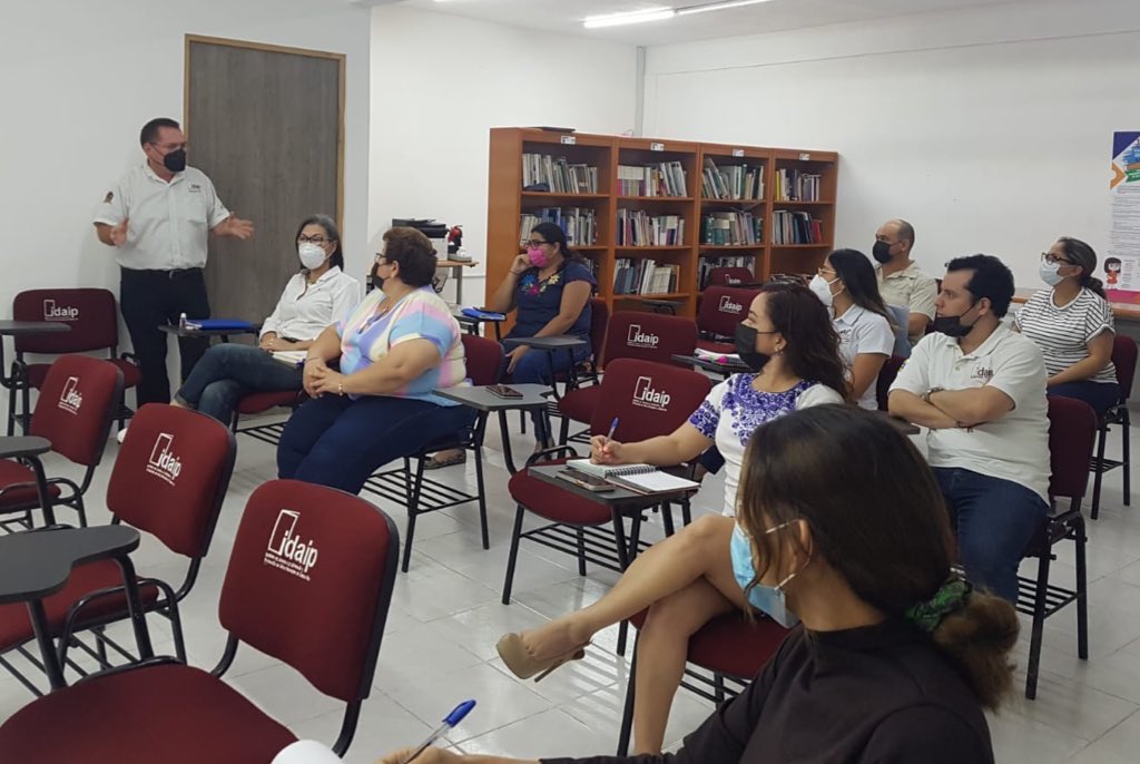 IDAIPQRoo's tweet photo. Equipo @idaipqroo recibiendo capacitación interna sobre el Sistema de Solicitudes de Información #SISAI2.0 https://t.co/ND7izVHENg
