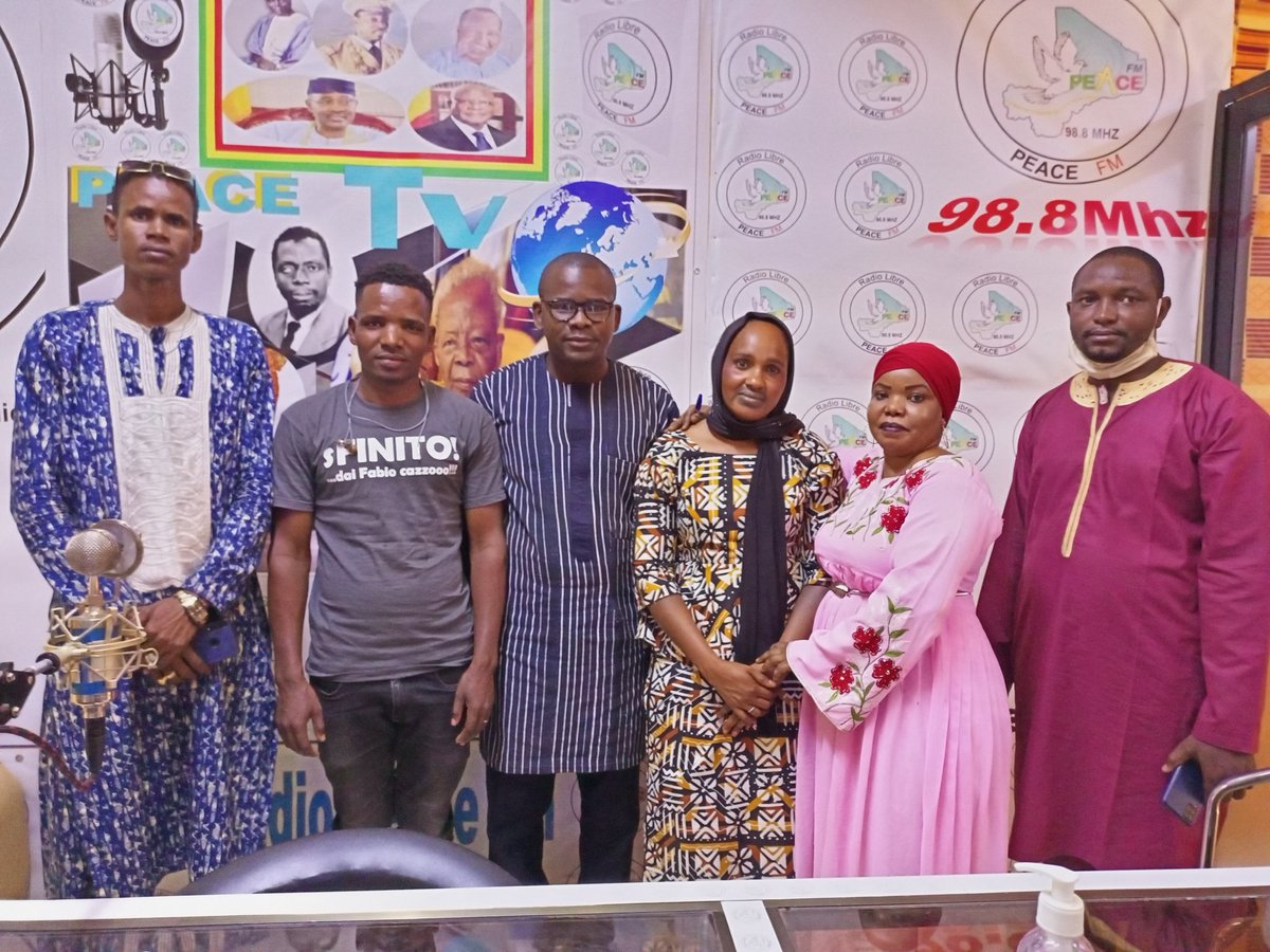 mali_justice's tweet photo. Les jeunes #victimesdéplacés de Bamako ont réalisé leur 2ème émission radiophonique sur leur participation au processus de #Paix et de #Reconciliation au #Mali 
C'était sur les ondes de la radio #PeaceFm de Bamako.

#ProjetConcours
@mali_justice https://t.co/zqAHEbYmvS