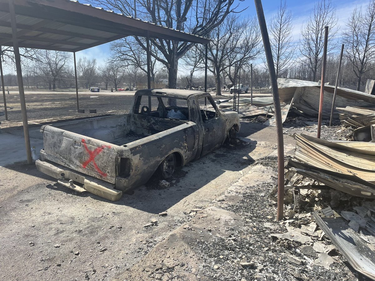 HunterDavisNews's tweet photo. The #EastlandComplex is less than 10 percent contained as of this afternoon.
This fire is made up of 4 different fires burning at once.
#KiddFire
#WheatFieldFire
#OakMottFire
#WallingFire
So far, more than 45,000 acres have burned. It’s leaving scenes like this in its path. https://t.co/TgiWiPSQxP