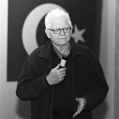 “Unutmayın! Başka hiçbir dil bilmeden sizi Adriyatik'ten Çin Seddi'ne kadar götürecek tek bir dil vardır; Türkçe! Dilinize sahip çıkın." Oktay Sinanoğlu