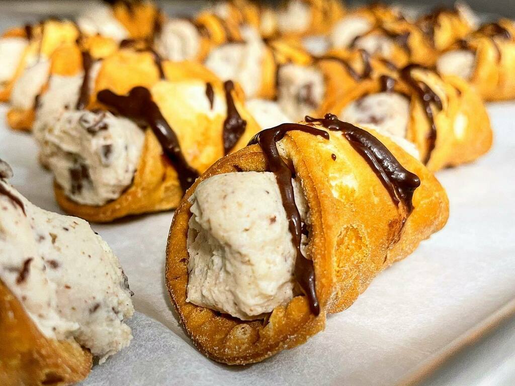 MichaelSchlow's tweet photo. Mini Cannolis, lined up, just waiting for you to come and get them @michaelschlow_ik @timeoutmarketboston
#ladolcevita #eatsweets #boston #michaelschlowsitaliankitchen https://t.co/2Q1BA7DLJp