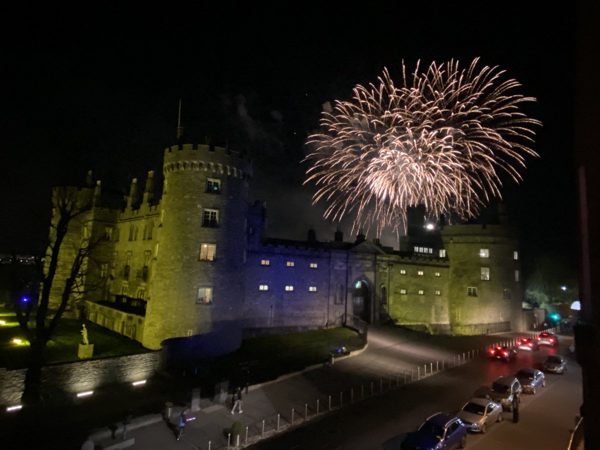 esuohedarap's tweet photo. Fireworks over Kilkenny Castle #stpatricksfestivalkilkenny #Kilkenny https://t.co/e4cCxCd98K