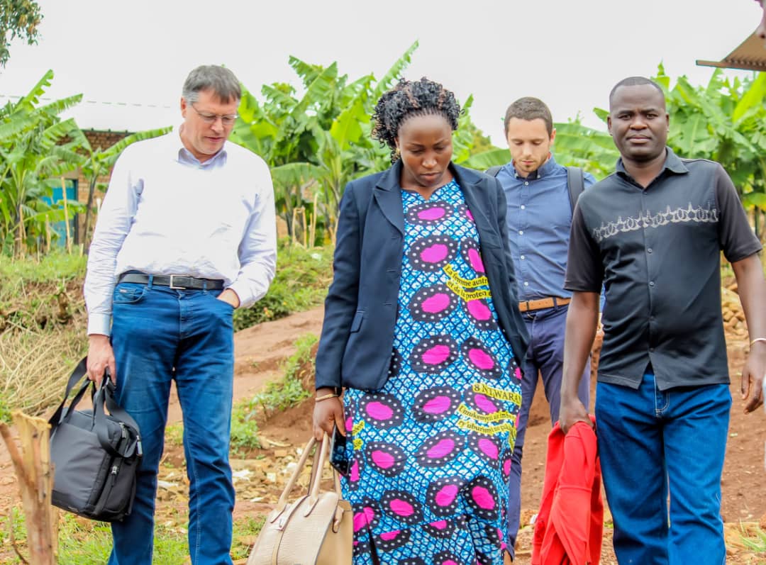KayanzaSangwe's tweet photo. La @KayanzaSangwe a eu l'honneur d'accueillir ce vendredi 18/03/2022 les fournisseurs des poussins d'un jour et des oeufs fécondés de l'entreprise Pluriton de #Belgique. Ils venaient visiter les centres d'élevages de la @KayanzaSangwe, qui sera son partenaire.
@BelgiumInBuja https://t.co/2buHq1kQj8
