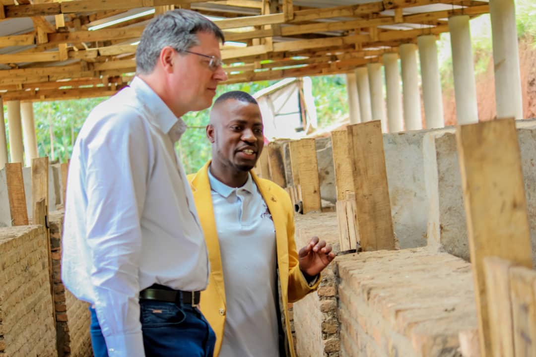 KayanzaSangwe's tweet photo. La @KayanzaSangwe a eu l'honneur d'accueillir ce vendredi 18/03/2022 les fournisseurs des poussins d'un jour et des oeufs fécondés de l'entreprise Pluriton de #Belgique. Ils venaient visiter les centres d'élevages de la @KayanzaSangwe, qui sera son partenaire.
@BelgiumInBuja https://t.co/2buHq1kQj8