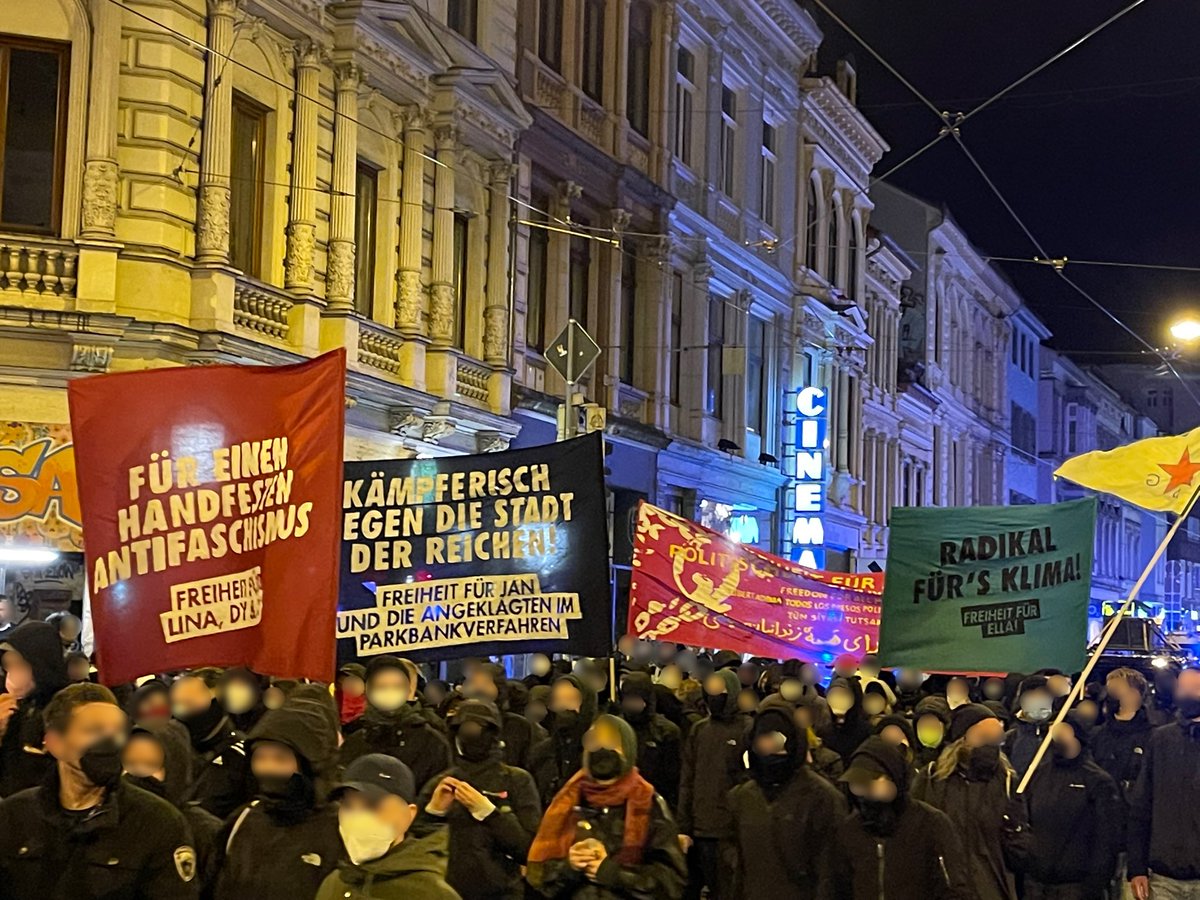 afdwatchbremen's tweet photo. Solidarität gegen Repression. Mehrere Hundert AktivistInnen demonstrierten am Abend in der Bremer Innenstadt zum „Tag der politischen Gefangenen“. In Redebeiträgen wurde eine Gesellschaft ohne Knäste und die Freilassung aller politischen Gefangenen eingefordert. #Bremen #18Maerz https://t.co/oYTBVB1Kqs