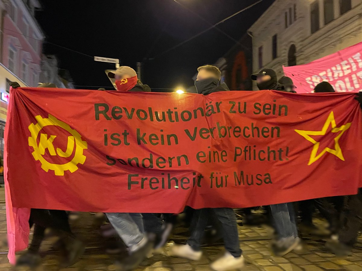 afdwatchbremen's tweet photo. Solidarität gegen Repression. Mehrere Hundert AktivistInnen demonstrierten am Abend in der Bremer Innenstadt zum „Tag der politischen Gefangenen“. In Redebeiträgen wurde eine Gesellschaft ohne Knäste und die Freilassung aller politischen Gefangenen eingefordert. #Bremen #18Maerz https://t.co/oYTBVB1Kqs