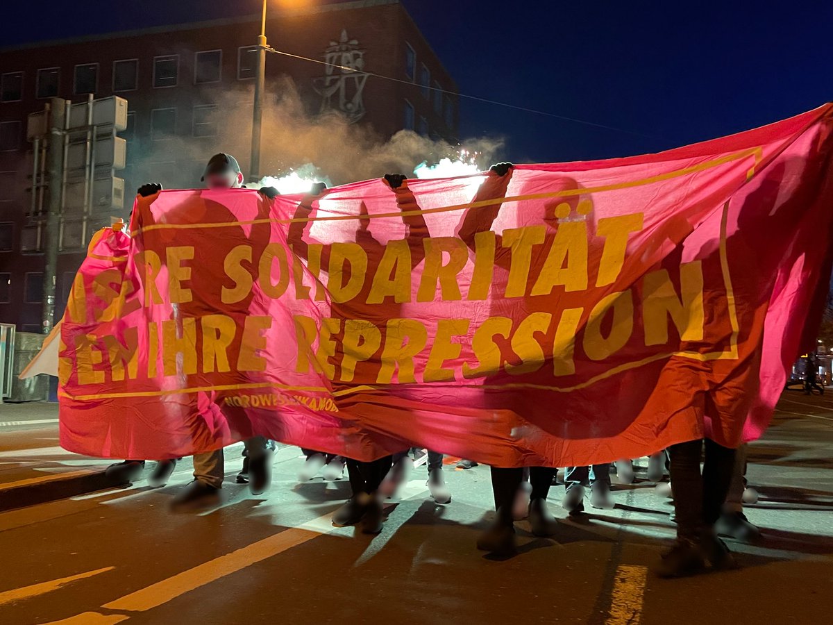 afdwatchbremen's tweet photo. Solidarität gegen Repression. Mehrere Hundert AktivistInnen demonstrierten am Abend in der Bremer Innenstadt zum „Tag der politischen Gefangenen“. In Redebeiträgen wurde eine Gesellschaft ohne Knäste und die Freilassung aller politischen Gefangenen eingefordert. #Bremen #18Maerz https://t.co/oYTBVB1Kqs