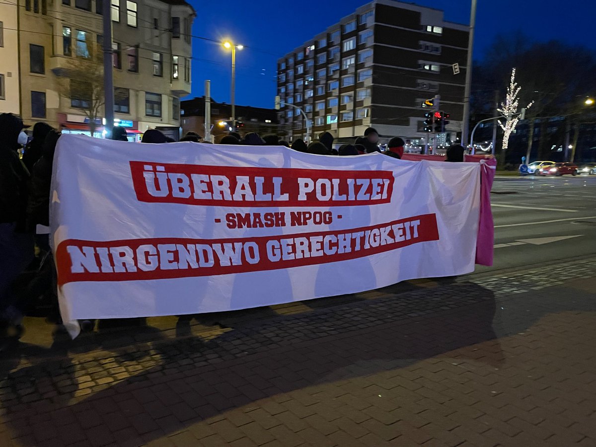 afdwatchbremen's tweet photo. Solidarität gegen Repression. Mehrere Hundert AktivistInnen demonstrierten am Abend in der Bremer Innenstadt zum „Tag der politischen Gefangenen“. In Redebeiträgen wurde eine Gesellschaft ohne Knäste und die Freilassung aller politischen Gefangenen eingefordert. #Bremen #18Maerz https://t.co/oYTBVB1Kqs