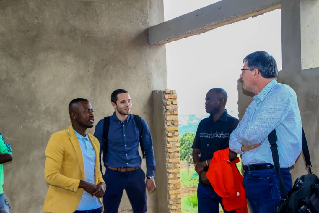 KayanzaSangwe's tweet photo. En appréciant la grandeur et la pertinence du projet de la @KayanzaSangwe ainsi que son implication remarquable dans la production avicole,ces éleveurs belges ont promis à la fédération de faciliter la livraison des commandes auprès de leur entreprise.
 @BelgiumInBuja https://t.co/xpgNRbGJTX