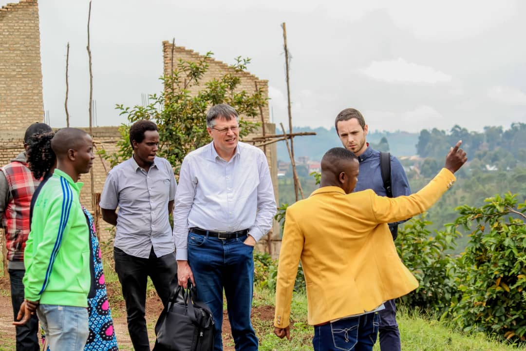 KayanzaSangwe's tweet photo. En appréciant la grandeur et la pertinence du projet de la @KayanzaSangwe ainsi que son implication remarquable dans la production avicole,ces éleveurs belges ont promis à la fédération de faciliter la livraison des commandes auprès de leur entreprise.
 @BelgiumInBuja https://t.co/xpgNRbGJTX
