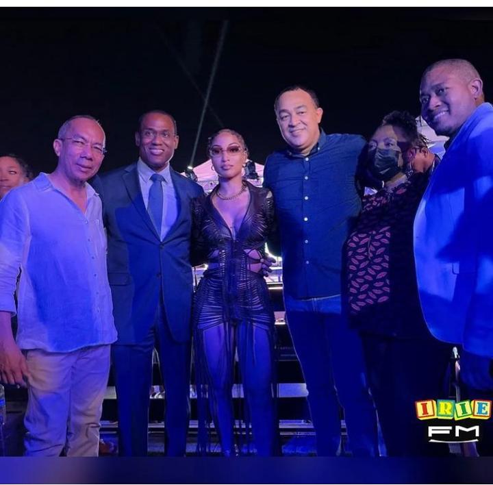 Da1Bex's tweet photo. This is the picture that made Jamaicans know the place ago free up..4 out 5 Politicians including 3 Doctors recommend not wearing masks😂#2ndEmancipationDay#WeOutside https://t.co/fjna5nrA5u