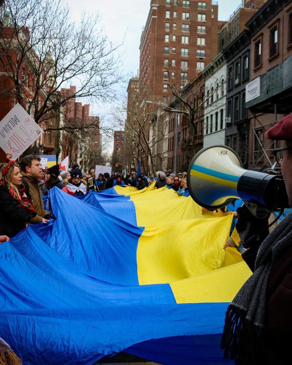 em_uhhhhh's tweet photo. @IAPonomarenko NYC 💙💛 https://t.co/pDHz9hffJG