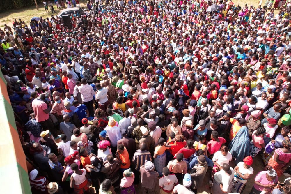 RadaTV_Online's tweet photo. IT'S A RECORD!!(IN PICTURES)
Mavoko MP and Machakos County Gubernatorial Aspirant Patrick Makau addressing Kiteini residents in Mutituni, Machakos County,during his daily Meet the People Tour Programme.
#radatvupdates #LikeAndFollowUs #GetUpdated https://t.co/6q0rl5ygMp