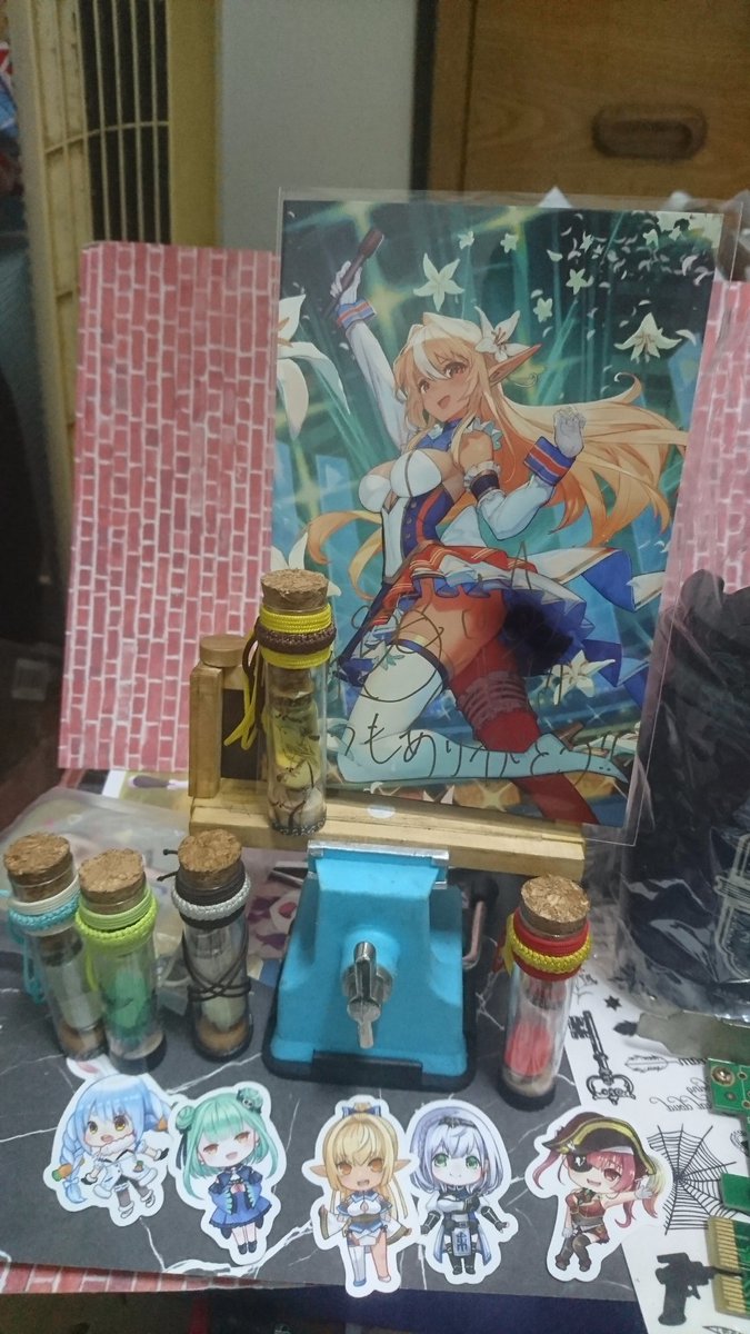 akf11715's tweet photo. ふーたん，これを見てください
私わ鳥をボトルに移し替えようとした
意外と良さそう
ちなみに，このアイテムの名前は「琉璃夜火」です
別稱「estrella」

少しでも幸せと希望が生まれることを願っています

#しらぬえ https://t.co/xXCSmz7DC7