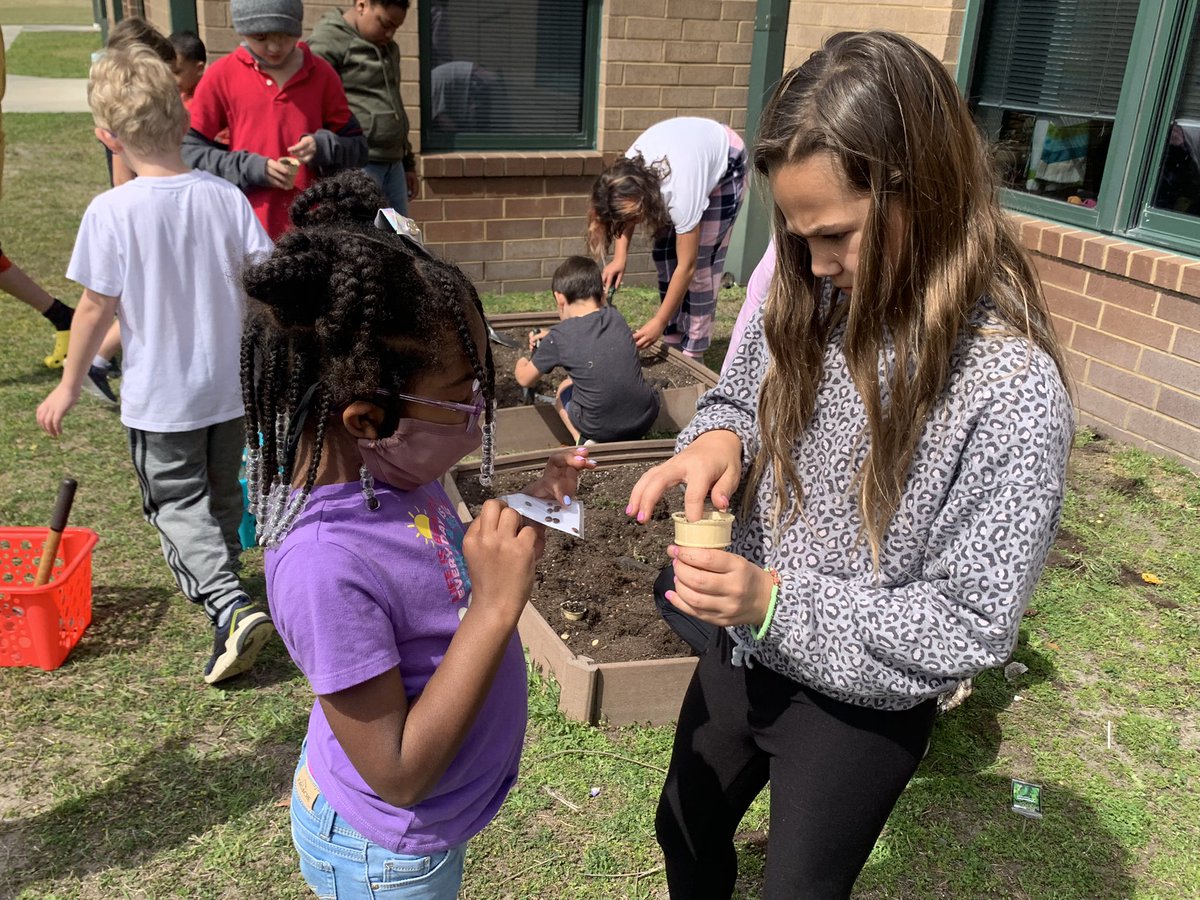 KelseyFrantz's tweet photo. Did you know ice cream cones are biodegradable? Our Mariner Buddies are ready to try round 2 of gardening! This time we started off reading about what different vegetables need, to help them grow! Stay tuned π€πΌπ± #nhcschat #marinermoments #gardenbasedlearning https://t.co/pE4VIa1fNQ