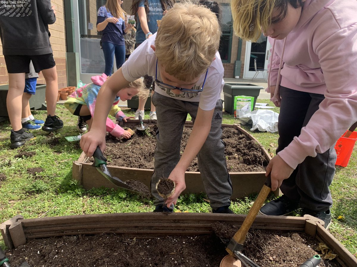 KelseyFrantz's tweet photo. Did you know ice cream cones are biodegradable? Our Mariner Buddies are ready to try round 2 of gardening! This time we started off reading about what different vegetables need, to help them grow! Stay tuned π€πΌπ± #nhcschat #marinermoments #gardenbasedlearning https://t.co/pE4VIa1fNQ