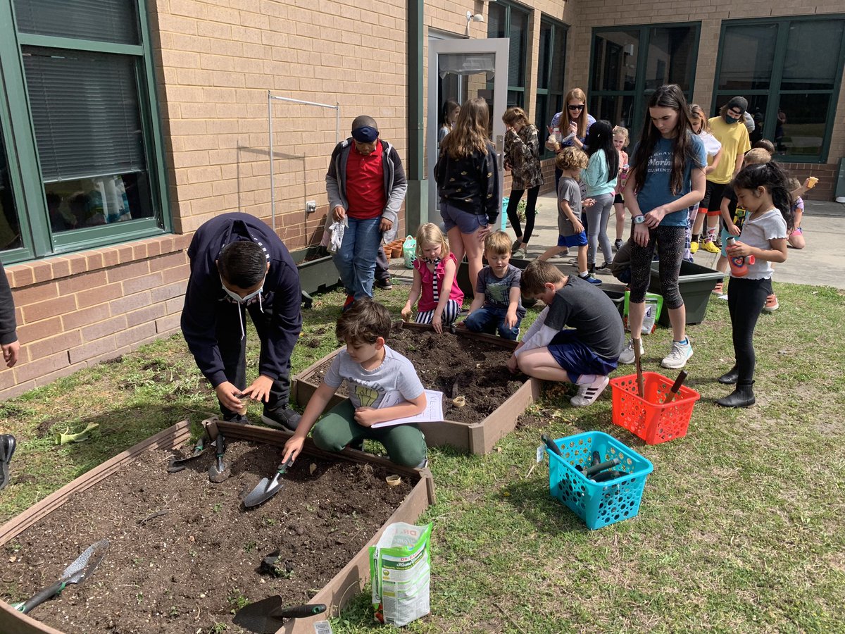 KelseyFrantz's tweet photo. Did you know ice cream cones are biodegradable? Our Mariner Buddies are ready to try round 2 of gardening! This time we started off reading about what different vegetables need, to help them grow! Stay tuned π€πΌπ± #nhcschat #marinermoments #gardenbasedlearning https://t.co/pE4VIa1fNQ