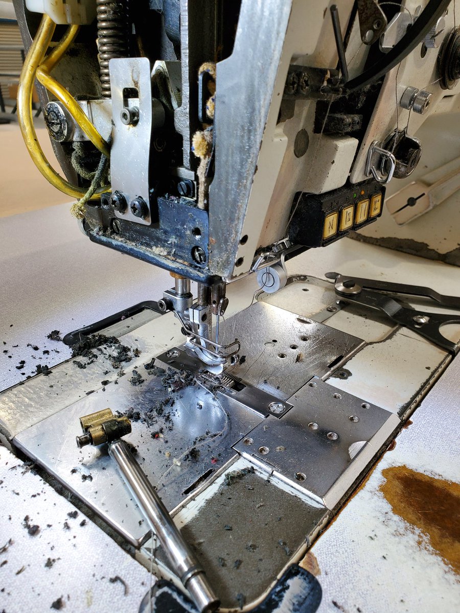 jayssmrs's tweet image. Durkopp Adler N291 @DuerkoppAdler outer presser bar replacement ✅ running smooth now 👌 #durkopp #adler #durkoppadler #durkoppn291 #repair #sewingmachine #sewing #upholstery #production