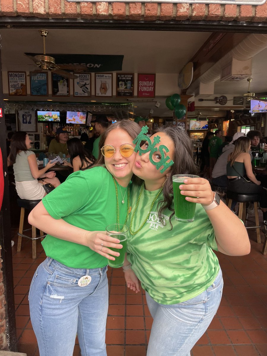 roscoeee_'s tweet photo. #BestBarRileys because where else would we spend spring break? ☘️ https://t.co/1B8CJOerF3