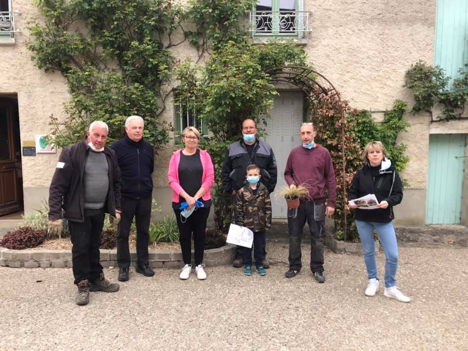 MairesRuraux78's tweet photo. #VVF 🌸🌻🌹 @auffargis et #Sailly remportent le Trophée yvelinois "Les Cimetières naturels" https://t.co/gFpmu9nu2p