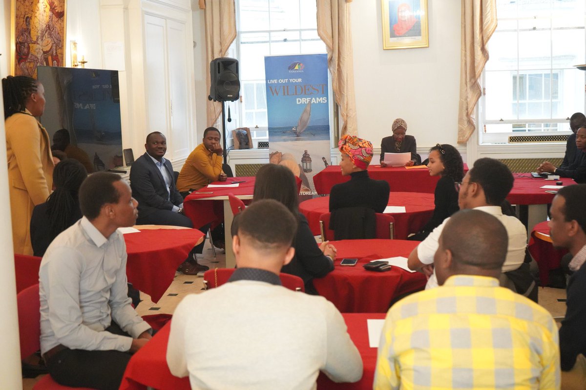 rutaraka's tweet photo. Mazungumzo hayo yalijikita katika namna bora ya kutumia maarifa wanayopata wanafunzi hao katika fani mbalimbali ili kuchangia maendeleo ya nchi yetu.
#BeChevening #CheveningSummit #IAmChevening #TanzaniaUK🇹🇿🇬🇧 https://t.co/txwZaf73Rw