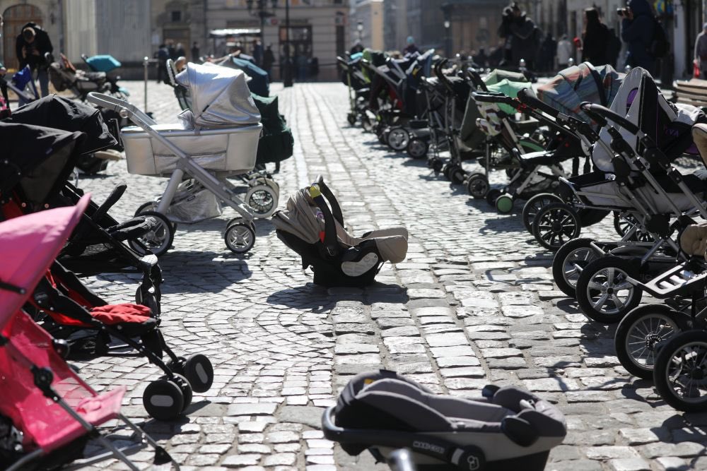 В пустую коляску. Человек на коляске. В пустую коляску. Коляски для детей новорожденных. В пустую коляску.