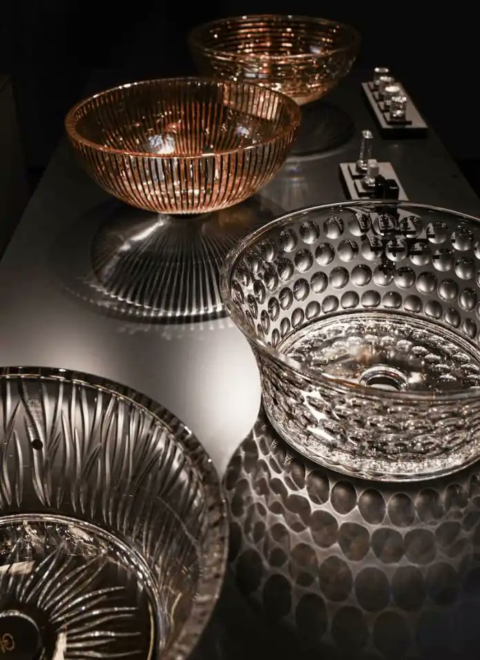 Lead-crystal washbasins by Glass Design Italy are true classics, sophisticated & glamorous.

#glamoroushome #luxuryhomes #glassbasins #crystalbasins #leadcrystal #washbasindesign #washbasin #luxurycloakroom #luxurybathroom #basinparadise