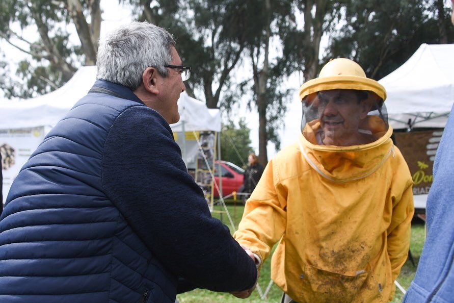 JavoRodriguezL's tweet photo. Inauguré el 5° Encuentro Nacional de Criadores de Abejas Reinas en nuestra Chacra Experimental Apiario Pedro J.Bover en #GralBelgrano. Estos espacios son necesarios para analizar la situación del sector y para pensar nuevos desafíos que ayuden al fortalecimiento de la apicultura. https://t.co/cP6Q4ljW5X