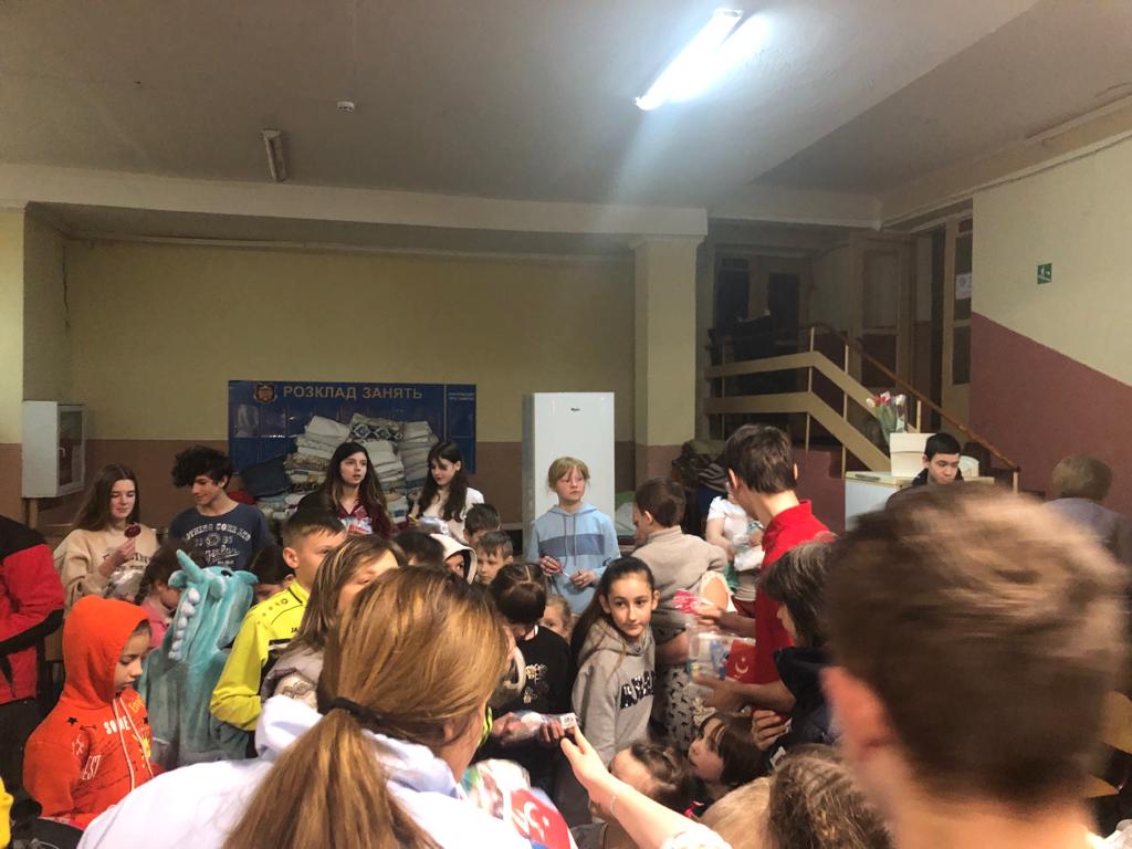 🇺🇦'nın Çernivtsi kentinde Anda Derneği, Hayat Vakfının desteğiyle sığınmacılara gıda ve kişisel hijyen malzemeleri dağıttı.<a href="/andadernegi/">ANDA</a> Başkanı Okan Tosun, TURKSİD🇺🇦Derneği Başkanı <a href="/ismetyukcell/">İsmet Yuksel</a> ve Hayat Vakfı Başkanı Gayana Yüksel'in gerçekleştirdiği dağıtımlar yarın da sürecek.