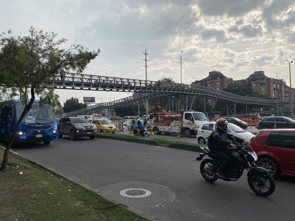 IngridG3's tweet photo. En la Calle 100 cerraron la estación de transmilenio ya que al parecer dejaron una maleta abandonada. #MuchoCuidado https://t.co/E4x6wJG3tt