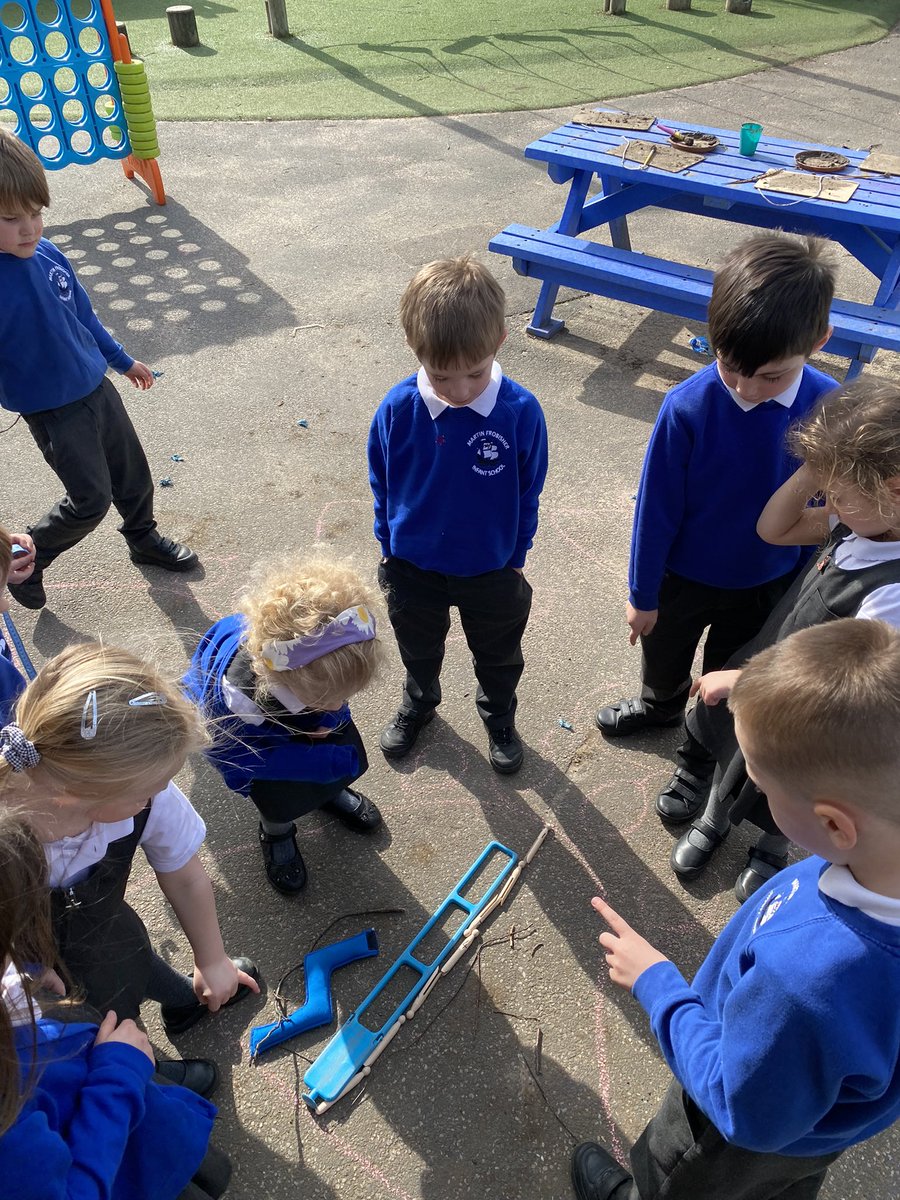 MFinfantschool's tweet photo. Rainbowfish children collaborating to measure the βbearsβ footprints to explore and compare length. #MFRainbowfish #MFmaths https://t.co/aVmvI480CS