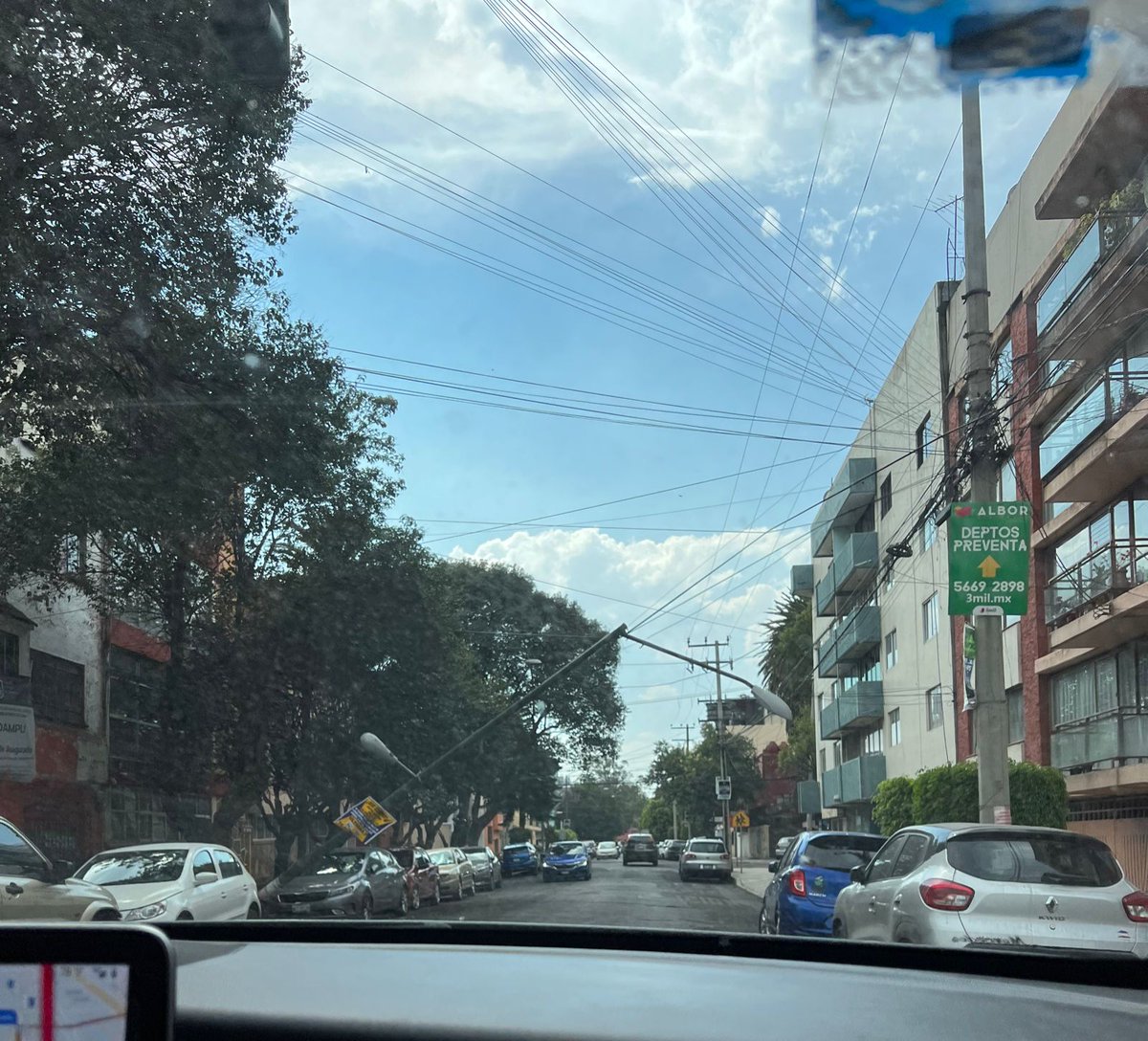 GuillermoCaloca's tweet photo. Atención @Claudiashein y @GobCDMX por sismo un poste de alumbrado esta punto de caer @ProtecCivilMex  en calle esperanza colonia narvarte https://t.co/BPAfzaKl1G