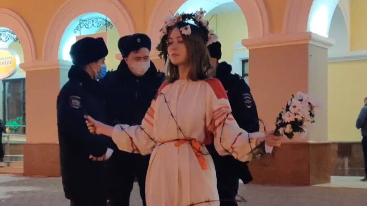 22-летнюю студентку театрального факультета из Уфы Алену Богданову оштрафовали на 30 тыс. руб. за «дискредитацию вооруженных сил» по ст. 20.3.3 КоАП РФ. Алена стояла на площади в русском народном платье и в венке из цветов, обмотанная колючей проволокой.