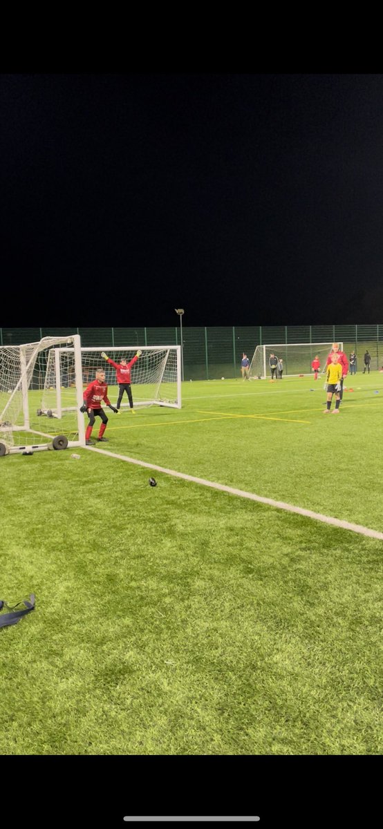Mckenzie_46_'s tweet photo. Another awesome night boys 💪🏻🧤⚽️Thanks Joe & Rhys @SouthWalesGK1 #GK #SWGK #ME1 #gkunion #Llanelli #goalkeeper Better•Never•Stops 👊🏻 https://t.co/MOeuz275bs