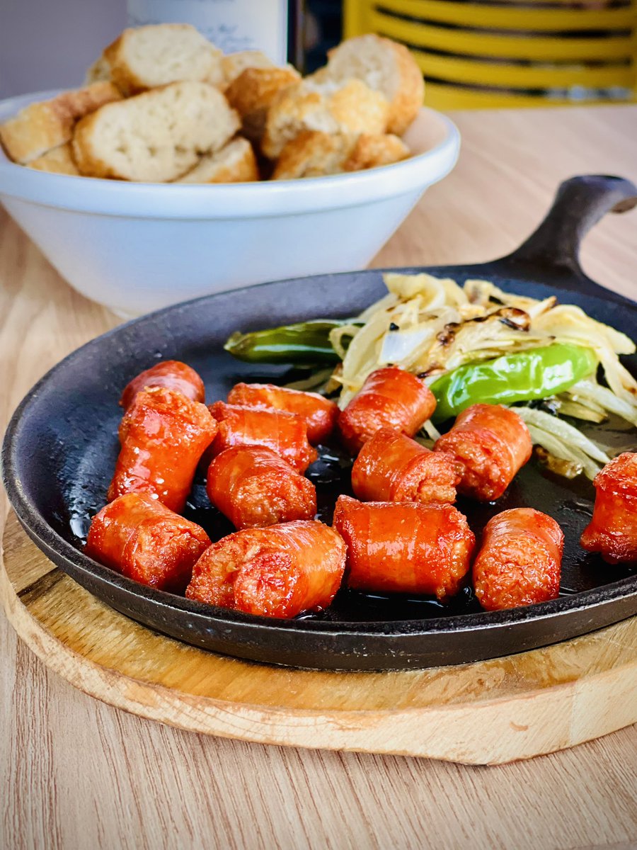 AleMondras's tweet photo. El tradicional Cachopo (milanesa rellena de jamón serrano y queso) de #SantaUxia #Puebla con croquetas de queso azul, chistorra a la parrilla, tarta de Santiago, helado de turrón con café catalàn. Tinto argentino https://t.co/LPZl595TBw
