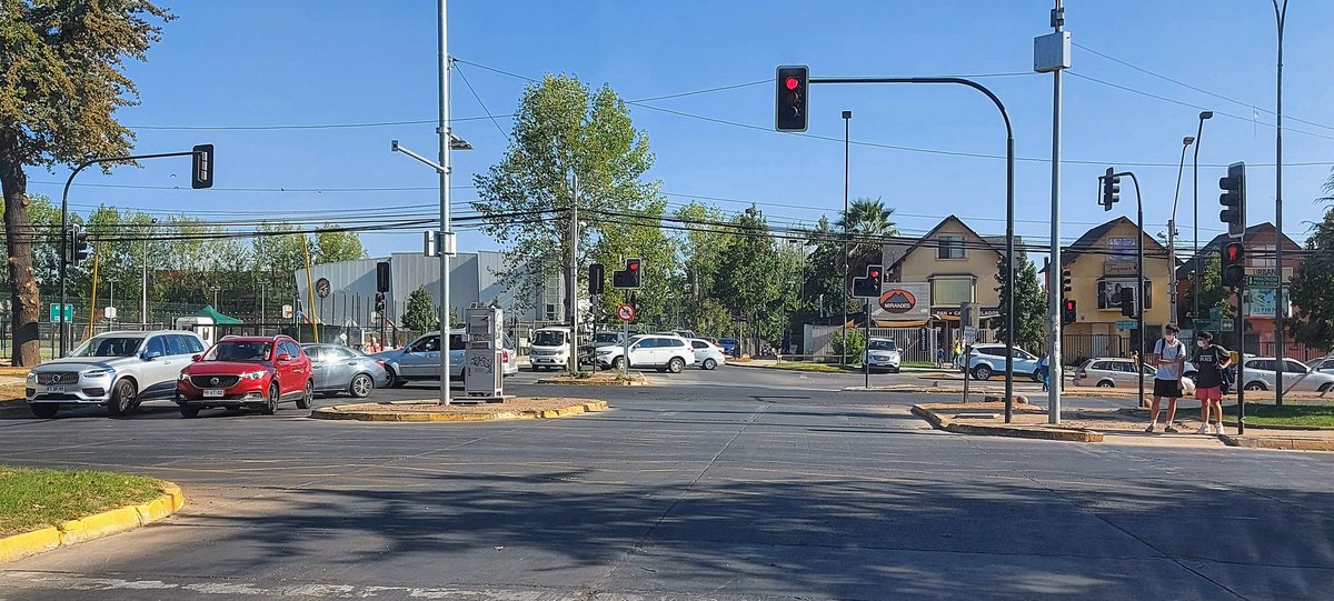 vhhernandezd's tweet photo. @penalolen ,¿¿ cuando terminaran de regularizar la señaletica y ordenanza en la esquina SURORIENTE de este cruce Av Quilin con Mar Tirreno?? porque el taco es monumental a la hora de entrada y salida de escolares del Colegio Pedro de Valdivia https://t.co/2uhWuj3ukJ