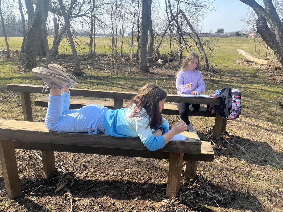 mrs_bitetto's tweet photo. taking advantage of days like this ☀️🌸 #springfever @QuestElementary https://t.co/GrKvptcI5U