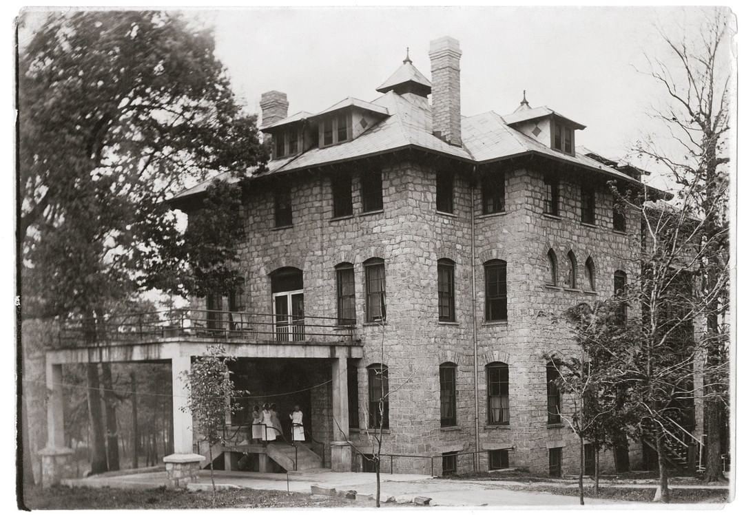 DREF_RsrchMtrs's tweet photo. ✨Today’s #HBCU Highlight✨
@SAU_News

St. Agnes Hospital was erected in 1896 as a training center for Black nurses. It was founded by the 4th  President Rev. Hunter &amp; 
his wife Sarah. It remains standing as one of the campuses National Landmarks. 🐦💙✊🏾 #FalconPride
#JoinAllofUs https://t.co/RgTvmhJ2Cm