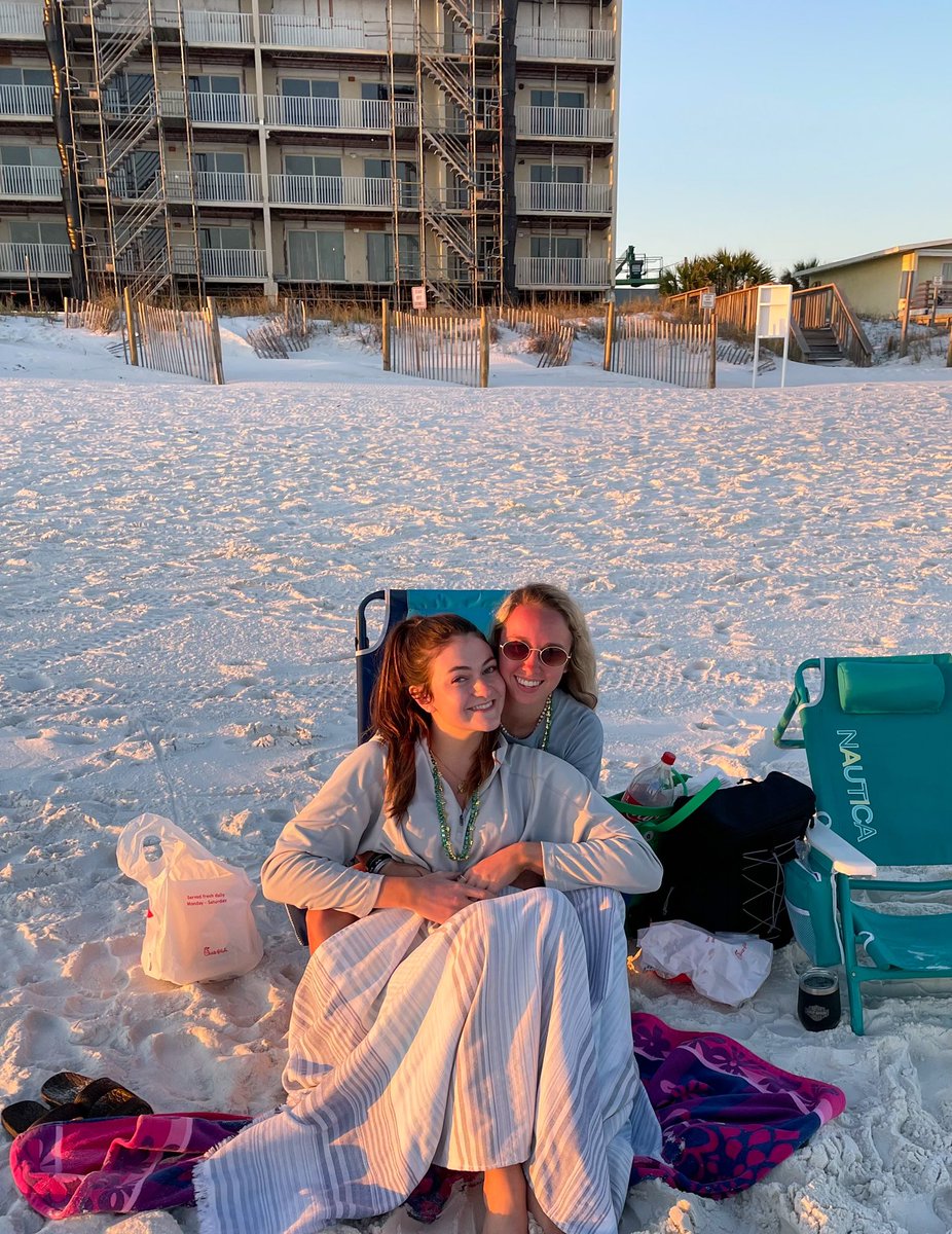 SusannParlor's tweet photo. spent our 4 month anniversary on the beach!!! luv dis woman so much https://t.co/DhNTGLfKuR