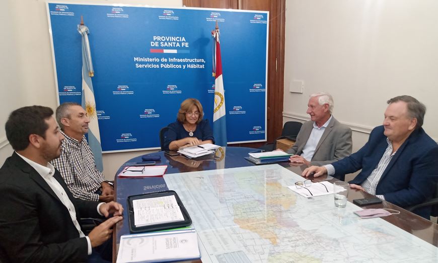 felipemichlig's tweet photo. En casa de gobierno junto a @horacio_rigo, @hboscarol y @efrainrojasok, mantuvimos una reunión de trabajo con la Ministra @silvinafrana, por obras públicas fundamentales para distintas localidades del departamento #SanCristóbal. +Info: https://t.co/ajUFu2fSqO https://t.co/cY6c9DqsRg