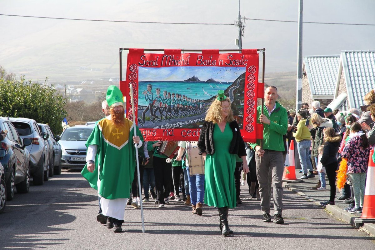 Ard lá againn ag an paráid i nDún Géagáin 🎶☘️ <a href="/plunkett76/">Plunkett Mc Elhatton</a> <a href="/BriUibh/">Brí Uíbh Ráthaigh</a>