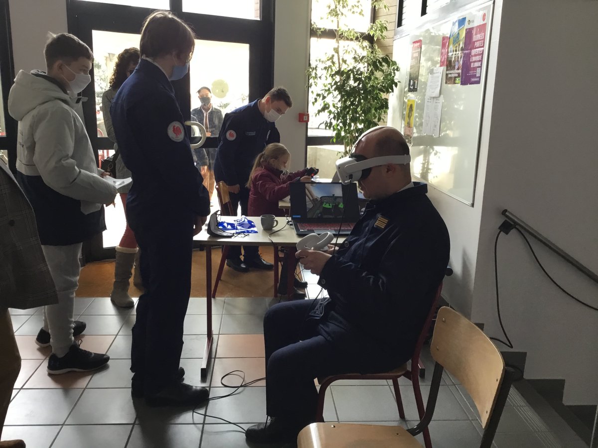 Les élèves du BIA #escadrilleairjeunesse aux portes ouvertes du @lyceeMajorelle de Toul : présentation d'une cabine de Jaguar et d'un logiciel de simulation de vol en 2D et en VR. #réalitevirtuelle #BIA #xplane <a href="/dane_nancy_metz/">DRANE Nancy-Metz</a> :