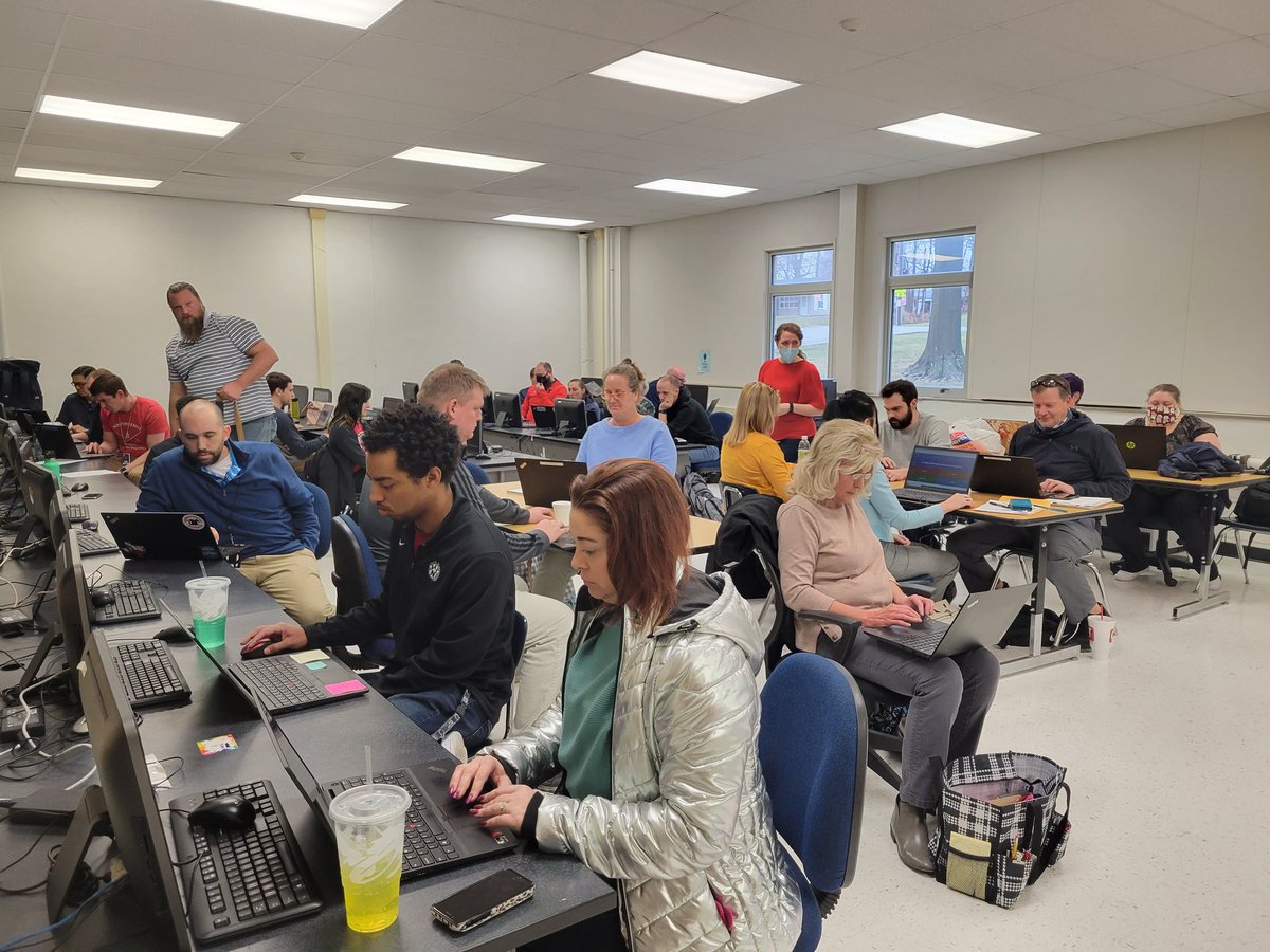 DeniseTextor's tweet photo. When you have this much talent,  it is irresponsible not to share (and brag)! Awesome day of learning at ISD Secondary Summit! @cristinnowak @mromero0717 #isdstrong https://t.co/5zxvrOBnYa