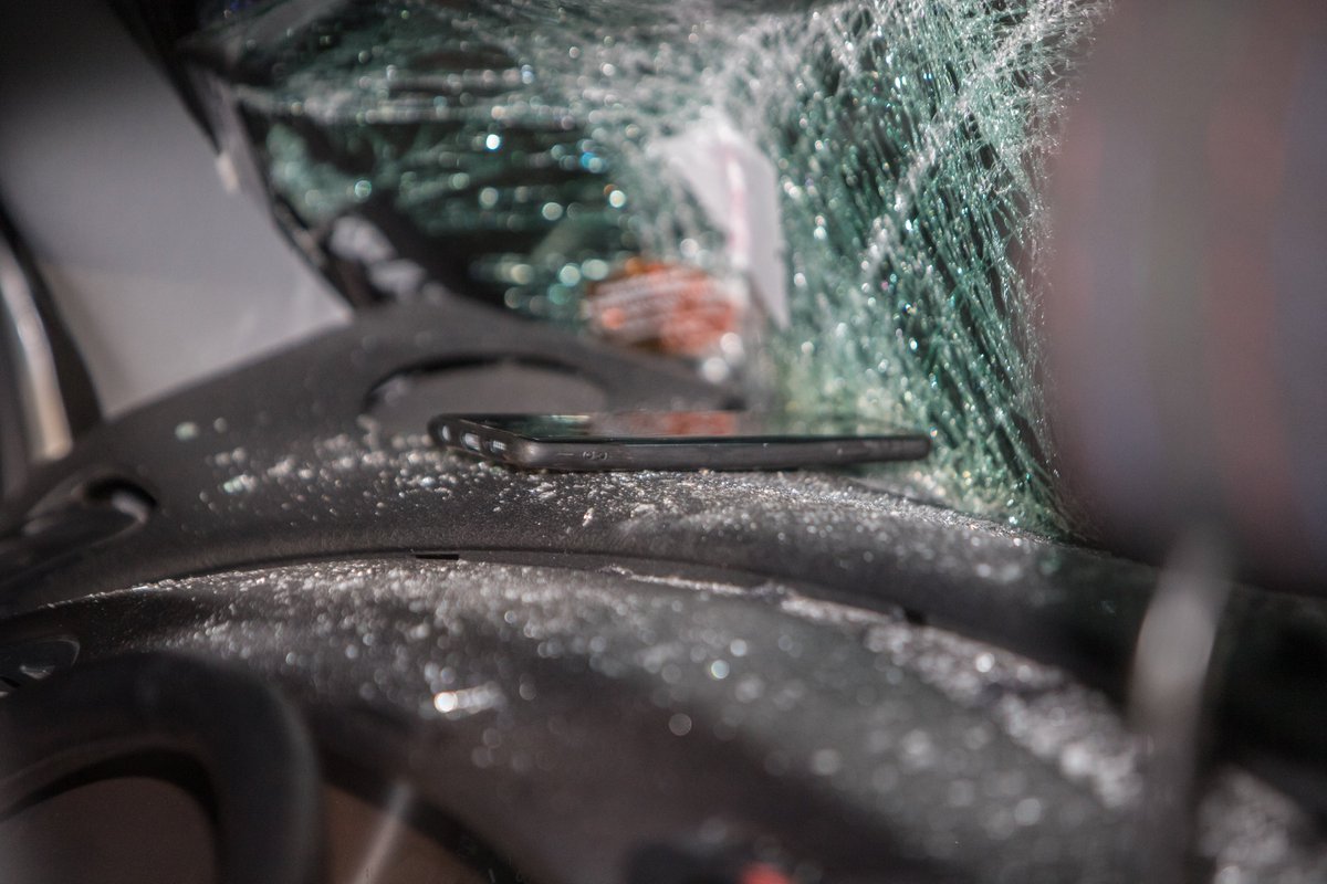 Auf dem Weg in die Disco. Drei junge Frauen verunglücken auf der Kreisstraße 26 zwischen #Ladekop und der #A26 - Drei Notärzte im Einsatz, alle Personen schwerst verletzt!